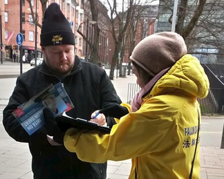 Image for article Finlandia: In mezzo alla pandemia del Coronavirus, i praticanti aumentano la consapevolezza dei passanti sulla persecuzione della Falun Dafa 
