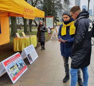Image for article Lituania: i praticanti del Falun Gong svolgono attività introduttive