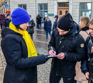 Image for article Le attività a Stoccolma, in Svezia, attirano l'attenzione sul Falun Gong: «Vi supportiamo assolutamente»