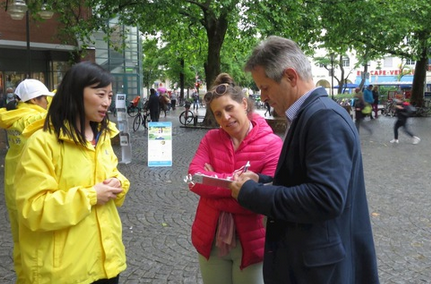 Image for article Germania: I visitatori dello stand della Falun Dafa sperano nella riscoperta dei valori tradizionali