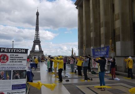 Image for article Parigi: Tutti i cittadini coinvolti nella battaglia per difendere l'umanità