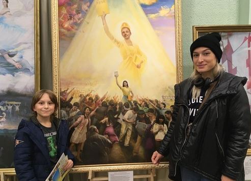 Image for article Ucraina: I residenti di Odessa scoprono la Falun Dafa, grazie alla mostra The Art of Zhen Shan Ren