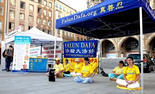 Image for article Monaco, Germania: I praticanti organizzano eventi settimanali per introdurre la Falun Dafa e sensibilizzare sulla persecuzione