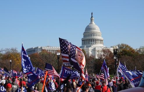 Image for article Washington D.C.,Stati Uniti: Centinaia di migliaia di persone si riuniscono nella capitaleper mostrare il loro sostegno al presidente Trump
