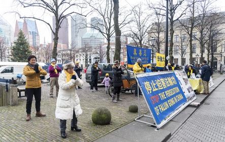 Image for article Paesi Bassi: I praticanti della Falun Dafa presentano in Parlamento una raccolta firme per chiedere la fine del prelievo forzato di organi in Cina