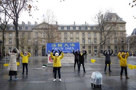 Image for article Parigi: Raccontare alle persone della persecuzione del Falun Gong in Cina nella Giornata internazionale dei diritti umani 