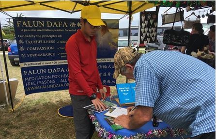 Image for article Nuova Zelanda: I praticanti della Falun Dafa al mercatino di Natale sensibilizzano sulla persecuzione in Cina 