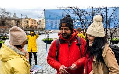 Image for article Stoccolma, Svezia: I praticanti introducono la Falun Dafa e fanno appello alla coscienza delle persone nel nuovo anno