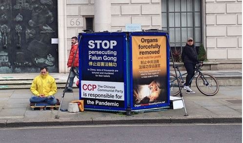 Image for article Londra: La protesta del Falun Gong, davanti l'ambasciata cinese, continua durante la pandemia