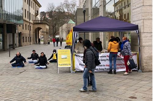 Image for article Stoccarda, Germania: Il pubblico incoraggia i praticanti della Falun Dafa a persistere nell'esporre la persecuzione