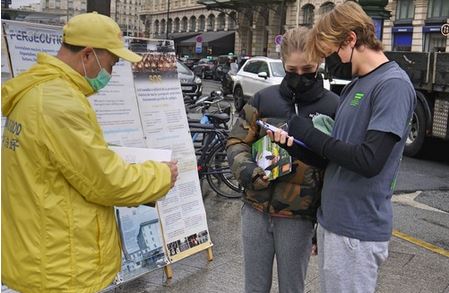 Image for article Parigi, Francia: I parigini condannano le violazioni dei diritti umani in Cina, petizione per porre fine alla persecuzione del Falun Gong 