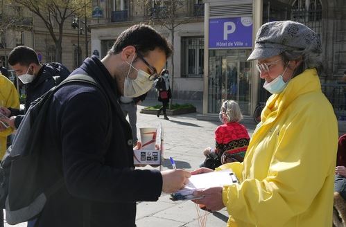 Image for article Parigi, Francia: Forti voci di sostegno nella piazza del municipio