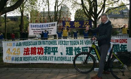 Image for article Belgio: I praticanti della Falun Dafa protestano contro la persecuzione e commemorano l'appello del 25 aprile davanti all'ambasciata cinese 