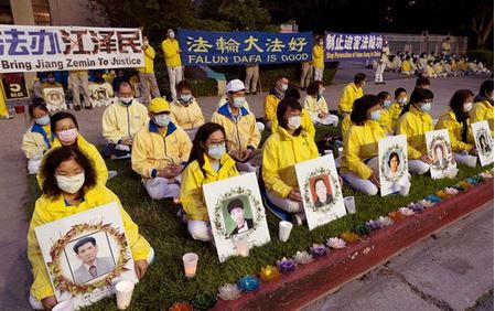 Image for article Los Angeles, California: I praticanti della Falun Dafa tengono una veglia a lume di candela per celebrare l'appello del 25 aprile e richiamare l'attenzione sulla persecuzione 