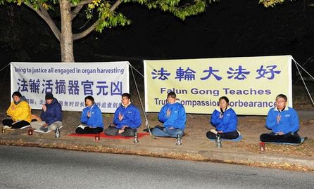 Image for article Australia: I praticanti tengono una veglia a lume di candela davanti all'ambasciata cinese per commemorare l'appello del 25 aprile 