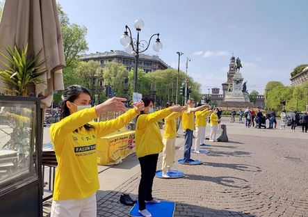 Image for article Milano, Italia: I praticanti della Falun Dafa fanno gli esercizi per commemorare l'appello pacifico del 25 aprile 