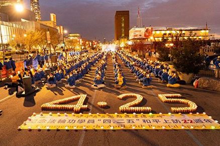 Image for article New York: I praticanti organizzano la veglia a lume di candela per commemorare il 22° anniversario dell'appello pacifico del 25 aprile 