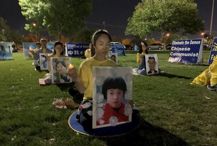 Image for article Las Vegas: I praticanti tengono una veglia a lume di candela per celebrare l'appello del 25 aprile in Cina