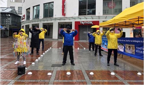 Image for article Germania: I residenti di Leverkusen sostengono la Falun Dafa