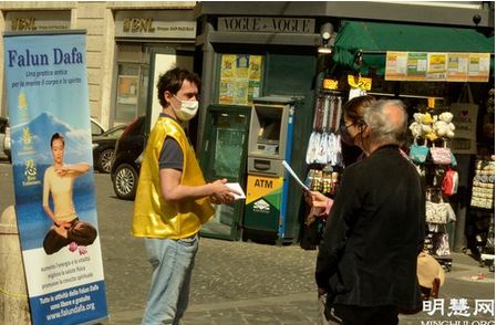 Image for article Roma, Italia: I praticanti celebrano la Giornata Mondiale della Falun Dafa 