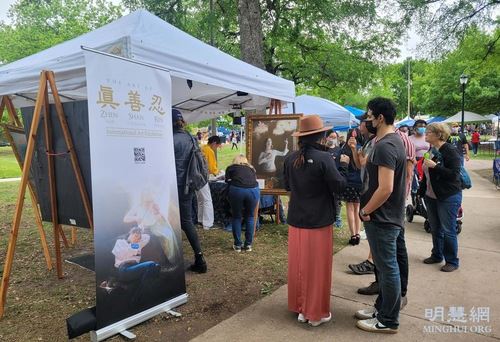Image for article Dallas, Texas: I dipinti al Festival delle Arti raffigurano la persecuzione della Falun Dafa in Cina 