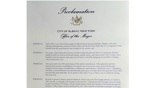 Image for article New York, USA: Il sindaco di Albany emette un proclama per la Giornata mondiale della Falun Dafa