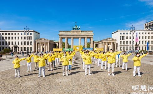 Image for article Germania: I praticanti celebrano la Giornata Mondiale della Falun Dafa e ringraziano il Maestro per averla introdotto nel mondo 