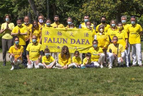 Image for article Firenze, Italia: I praticanti della Toscana celebrano la Giornata Mondiale della Falun Dafa e augurano al Venerato Maestro un buon compleanno