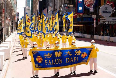 Image for article  New York: Duemila praticanti partecipano alla parata per celebrare la Giornata Mondiale della Falun Dafa e augurare buon compleanno al Maestro Li 