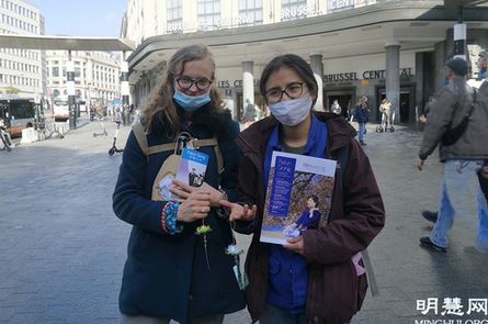 Image for article Bruxelles, Belgio: I praticanti della Falun Dafa celebrano la Giornata Mondiale della Falun Dafa 