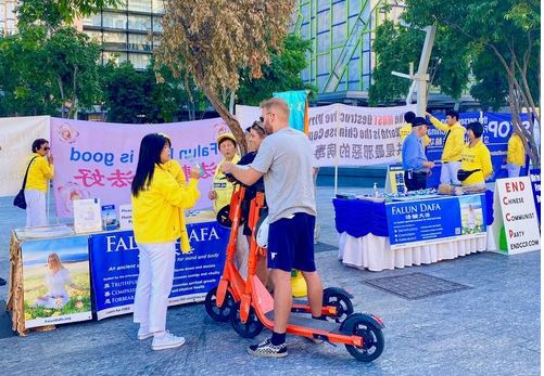 Image for article Queensland, Australia: La gente elogia i praticanti della Falun Dafa per aver aumentato la consapevolezza sulla persecuzione in Cina
