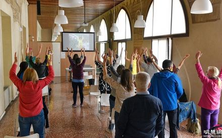 Image for article Thiene, Italia: Le persone apprendono la meraviglia del Falun Gong 