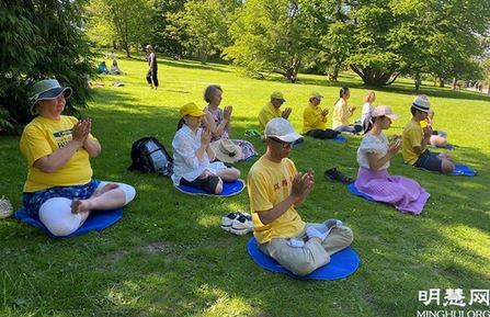 Image for article Göteborg, Svezia: Praticanti del Falun Gong al parco, in occasione della festa nazionale 