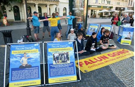 Image for article Slovacchia: Manifestazione di petizione del Falun Gong tenuta in piazza Hviezdoslav a Bratislava 