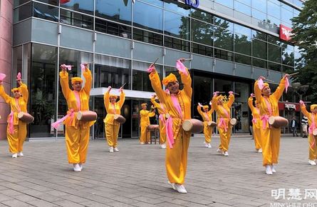Image for article Germania: I residenti imparano a conoscere la Falun Dafa durante la giornata informativa a Duisburg 