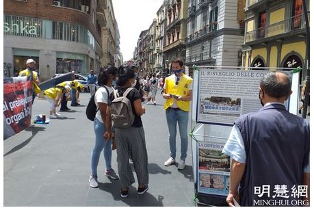 Image for article Italia: Praticanti introducono la Falun Dafa a Napoli 