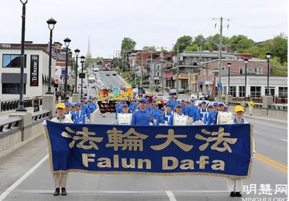 Image for article Sherbrook, Canada: Il sindaco si congratula con i praticanti che celebrano la Giornata Mondiale della Falun Dafa 