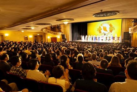 Image for article Shen Yun torna sul palco, portando speranza in un mondo di incertezza 