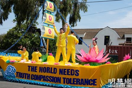 Image for article San Diego, California: Il gruppo della Falun Dafa partecipa alla parata nel Giorno dell'Indipendenza 