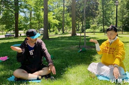 Image for article Canada: Riprendono le pratiche della Falun Dafa alle Cascate del Niagara, molti turisti desiderosi di imparare gli esercizi