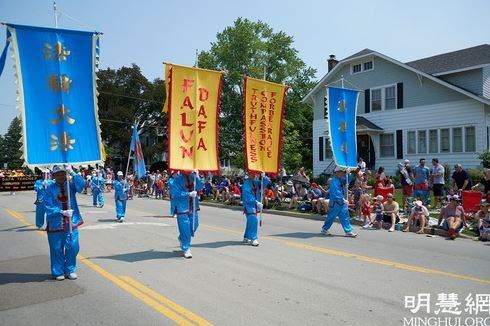 Image for article Illinois: La Falun Dafa accolta con entusiasmo a Wheaton, durante la parata del giorno dell'indipendenza 