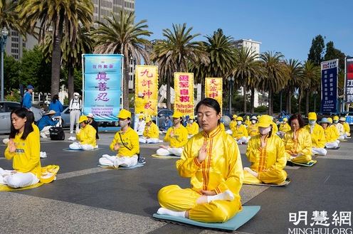 Image for article San Francisco, California: Manifestazione con una parata richiamano l'attenzione della gente sui ventidue anni di persecuzione 