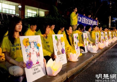Image for article Toronto, Canada: I praticanti della Falun Dafa svolgono attività per protestare pacificamente contro la persecuzione che dura da ventidue anni 