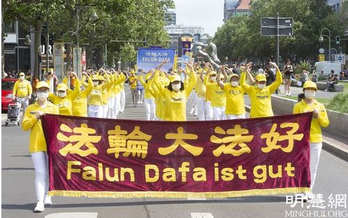 Image for article Berlino, Germania: Parata del Falun Gong sostenuta da persone di ogni ceto sociale 