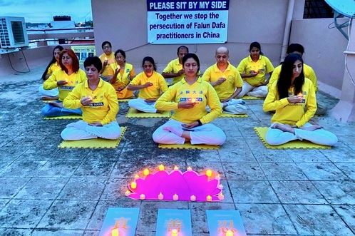 Image for article India: I praticanti commemorano il 20 luglio con una veglia a lume di candela online 