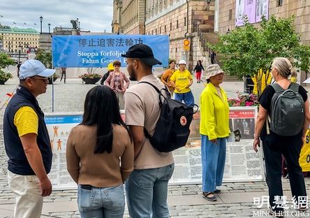 Image for article Svezia: Praticanti svolgono attività durante il Festival di Mezza Estate per parlare alla gente della Falun Dafa 
