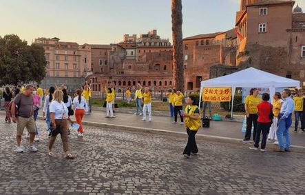 Image for article Roma, Italia: I praticanti aumentano la consapevolezza sulla Falun Dafa e ricordano ventidue anni di persecuzione 