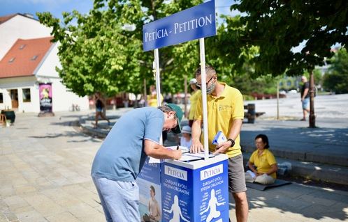 Image for article Slovacchia: La gente mostra sostegno al Falun Gong a Nitra 