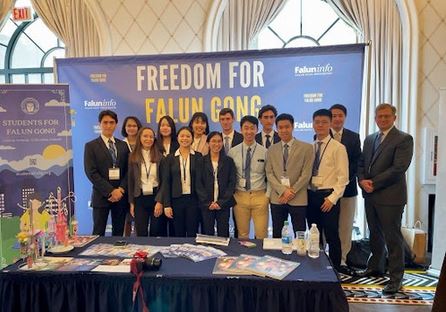 Image for article I membri di Student for Falun Gong sensibilizzano il pubblico al vertice internazionale sulla libertà religiosa del 2021
