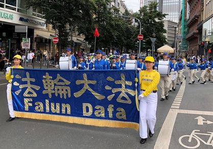 Image for article Francoforte, Germania: Parata contro la persecuzione del Falun Gong, da parte del regime comunista cinese